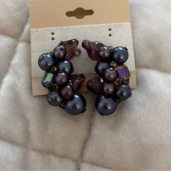 Crown Trifari purple Ab crystal and pearl vintage clip on earring old - Picture 3 of 8